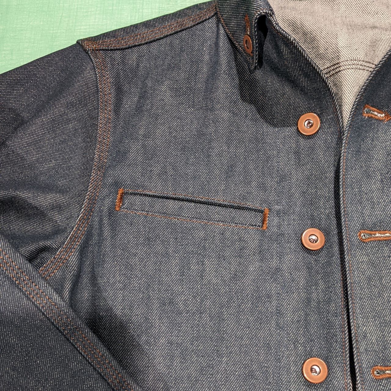 ポケットを右胸に付ける